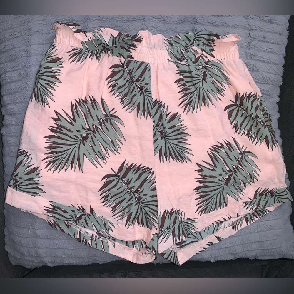 Ladies leaf printed pink shorts